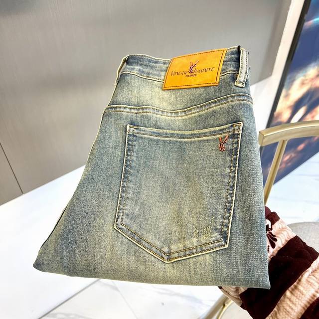 P250 Ysl圣罗兰、2025春夏新品水洗丹宁小直筒复古水洗蓝色牛仔裤！客供高级进口的丹宁面料，面料略带弹力，穿搭舒适体验性极好，版型剪裁完美，提臀修身显瘦效