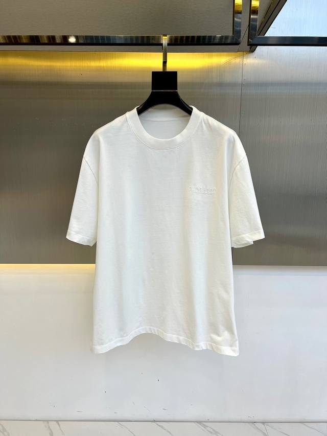 P210 Bur巴宝莉、2025春夏男士新款经典Logo圆领短袖T恤。进口丝光棉面料，面料手感丝滑柔软，透气亲肤性极佳，着身无比的舒适，整体质感相当之高！衣身胸