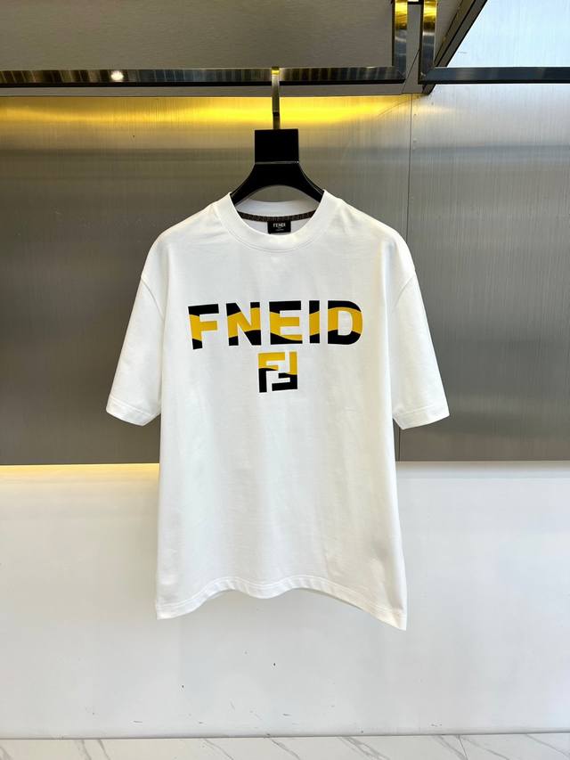 P230 Fendi芬迪、2025Ss春夏新款男士胸前彩印Logo标识休闲圆领短袖T恤衫！精选客供优质100%平纹棉布制作而成，面料触感轻薄爽滑，贴身透气吸湿且