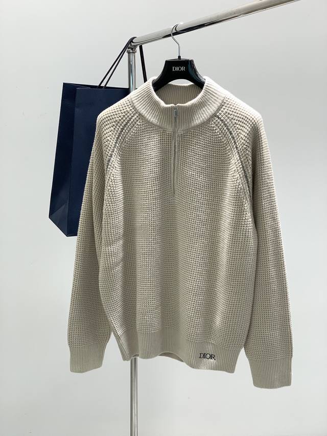 P360，Dior 迪奥， 秋冬新品，专柜同步有售，简约时尚休闲针织毛衣，原版进口面料，舒适透气，顶级刺绣工艺字母图案装饰Logo，原版五金辅料装饰，档次极高，