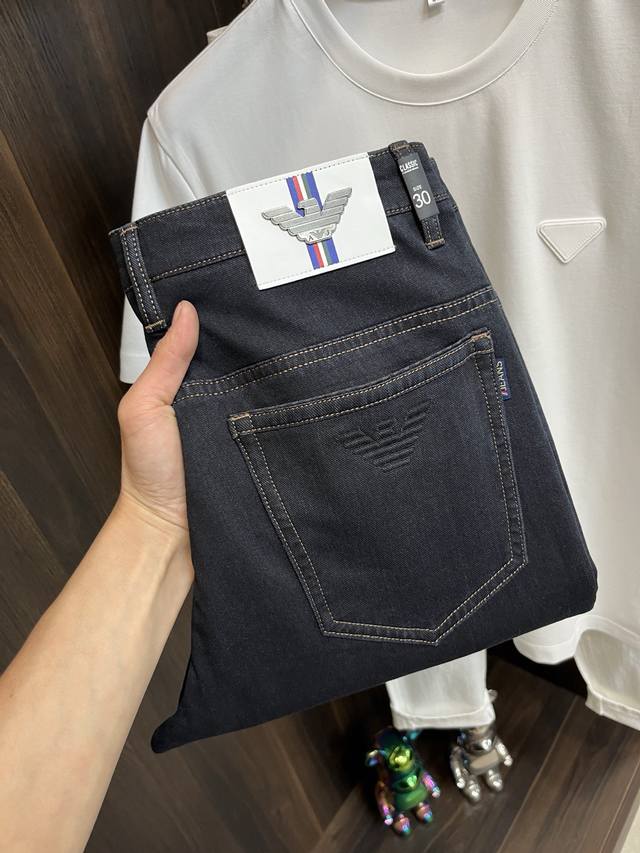 主推 P250 Armani 2025春季独家专供新款秘阿玛尼潮男时尚休闲牛仔裤，春季新款裤子 高端欧版原单潮流时尚休闲裤子 透气舒适度高，细节无可挑剔，品牌元