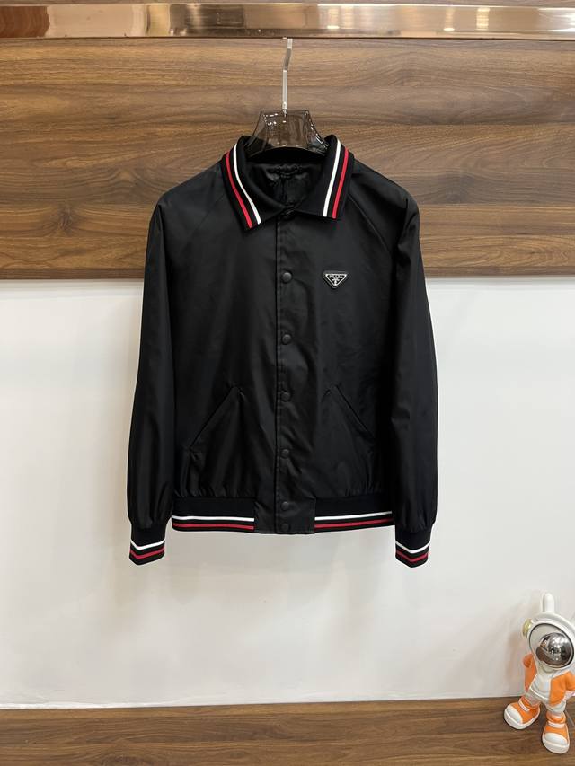 主推 P420 Prada 25S春季新款普拉达翻领夹克外套，高端品牌时尚潮流休闲外套，细节无可挑剔，品牌元素设计理念，体现高品质。呈现休闲裁剪，上身版型超赞！