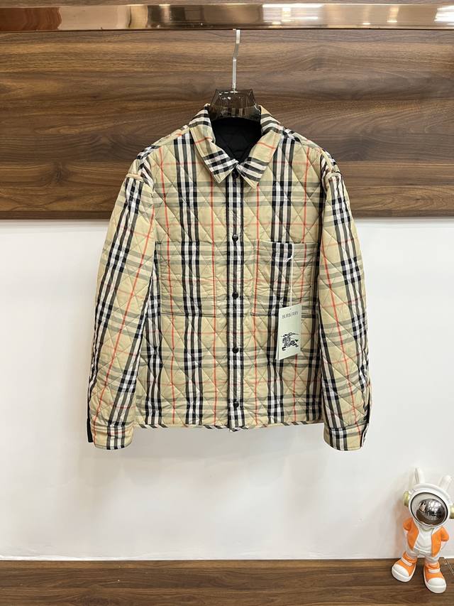 主推 P530 Burberry 25S春季新款巴宝莉翻领棉衣夹克外套，双面穿夹克外套，高端品牌时尚潮流休闲棉衣外套，细节无可挑剔，品牌元素设计理念，体现高品质