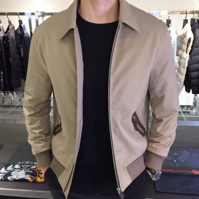 P580Tf新款时尚商务休闲兼具翻领羽绒服来袭穿起业一点臃肿的感觉都没有 无缝粘胶直充90%白鸭绒 无过多的装饰 简约而干净 客供进口尼龙面料 防钻绒工艺处理的