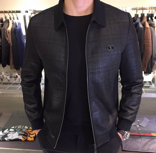 P470华伦家秋冬新品羽绒服。填充90白鸭绒10羽毛！高品质面料和工艺，意大利进口仿鹿皮绒面料。耐寒、防风。上身非常干练利落的款式，切割包边！客供五金辅料、一贯