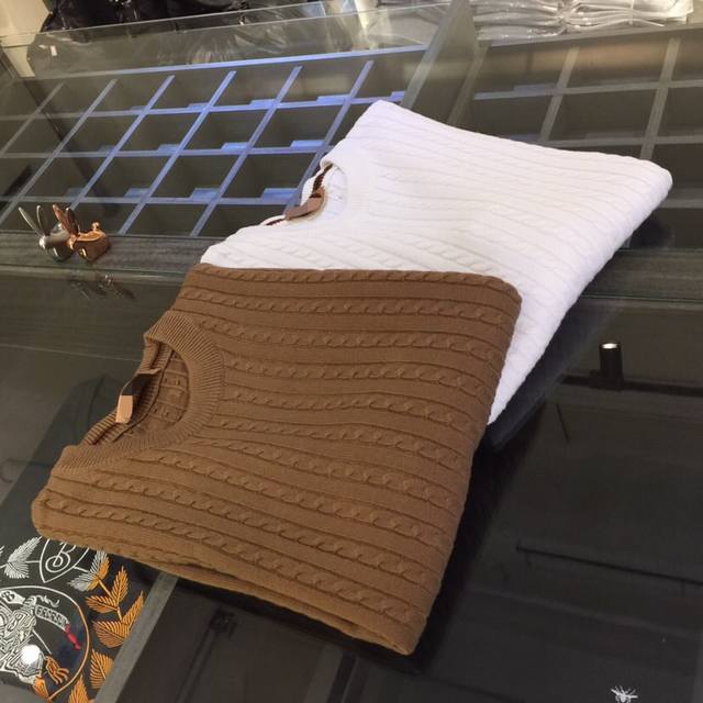 P340Ze家冬季新款毛衣高端品质出品，区别于市场普通货，百分百羊毛！高品质自然是大家的首选，衣身麻花卷钩织设计. 上身无敌柔软 呵护着您的肌肤. 柔软舒适。厚
