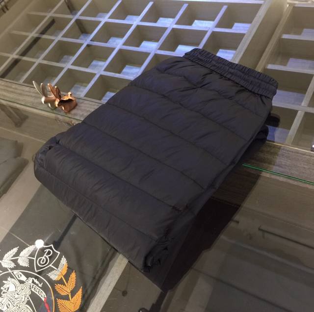 P420Mo家秋冬男士羽绒休闲裤 客供防风拼接纯棉面料 ！内里顶级90%白鸭绒填充 回弹力好 压缩后能马上立马回弹起来 蓬松轻盈 上身保暖有型 又不会有负重感