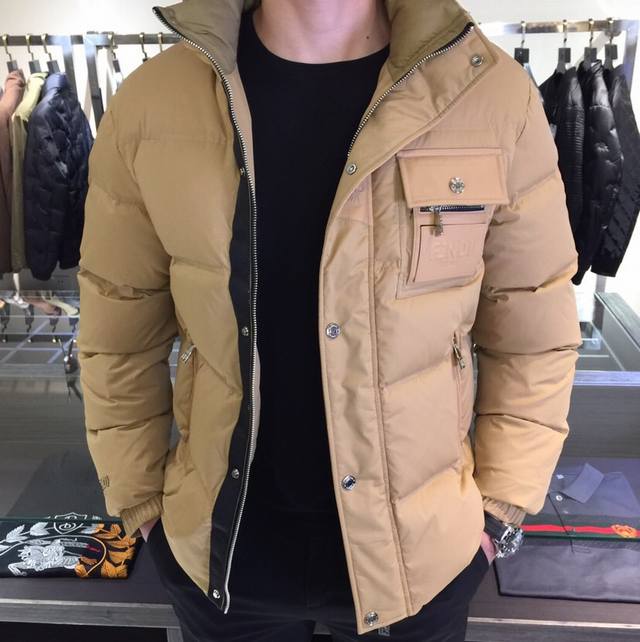 P640F家新款时尚商务休闲兼具翻领羽绒服来袭穿起业一点臃肿的感觉都没有 无缝粘胶直充90%白鸭绒 无过多的装饰 简约而干净 客供进口尼龙面料 防钻绒工艺处理的