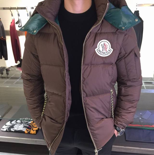 P760Mo家Ss新品系列羽绒服。高端鸭绒填充充绒量饱满，上身版型超赞！打造高品质防风面料和定位压实工艺，意大利进口科技机能蚕丝面料。耐寒、防风。上身非常干练利