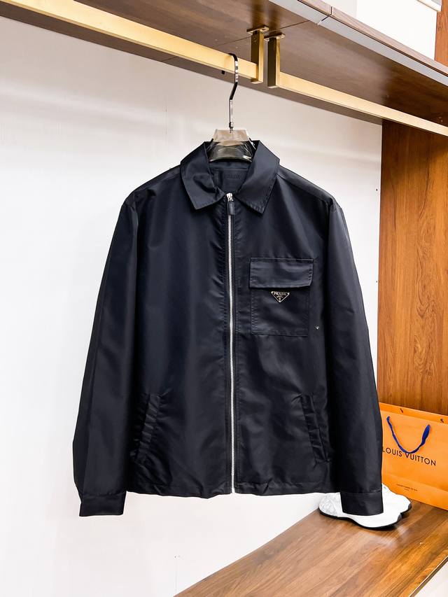 P390 普拉达 Prada 官网同款，提前发售！2025Ss开春新款男士夹克外套，原单三标齐全高端版本！专柜定制面料 透气舒适度高，细节无可挑剔，品牌元素设计