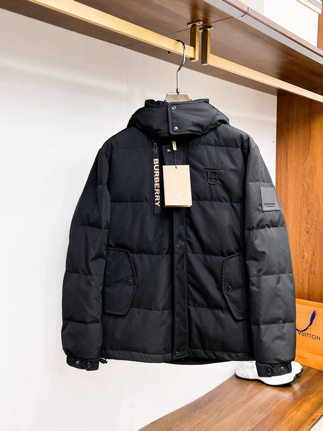 P790 巴宝莉 2025春冬新款羽绒服。这款号称羽绒服届最贵的，全部90绒的。带着经典的Logo组合搭配，第一眼看到就是满满的视觉冲击，保暖性能更出色，轻便不
