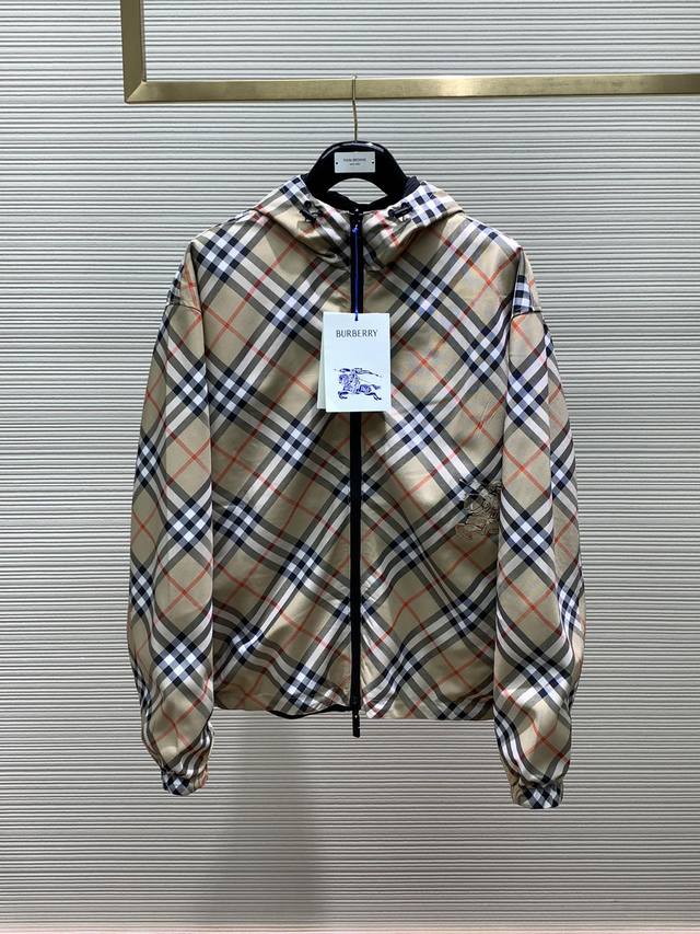 P290 Burberry 巴宝莉，2025春季最新品，专柜同步有售，原单狠货，时尚休闲两面穿连帽外套，进口原版面料，上身舒适透气，顶级刺绣工艺字母图案装饰Lo