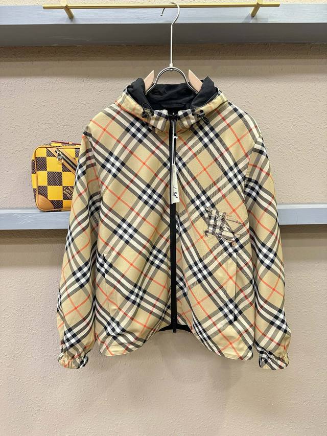 P290 Burberry巴宝莉 双面可穿2025春季新品夹克外套重磅来袭，最近比较火热的环保聚酯纤维记忆面料制作而成，高端户外运动休闲系列，非常火热运动风潮！