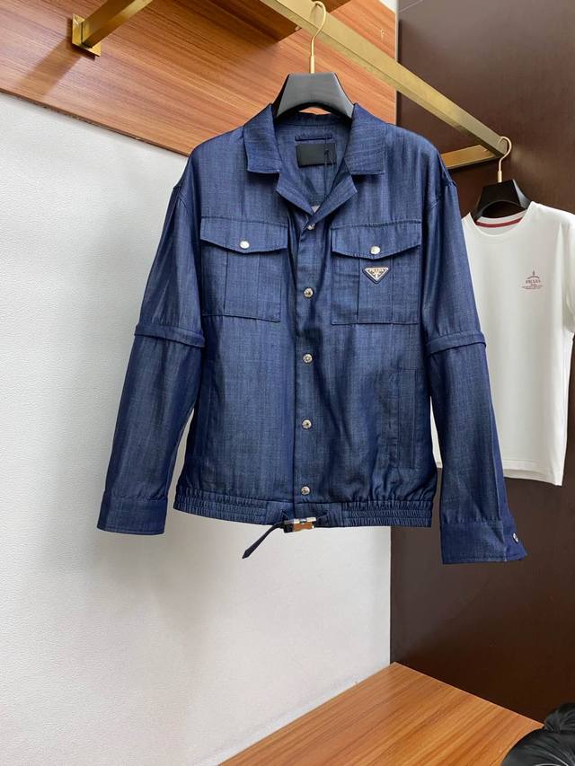 P480 普拉达 25新品西装领外套 时尚帅气，简约百搭款 定制珠光原版面料 多口袋 手臂拉可链拆卸 顶级设计理念 不仅挺括 保持潮流的廓形，又穿着舒适，多功能