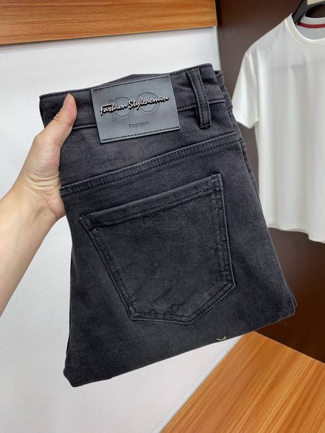 P210 菲拉格慕 2025Ss早春 新品 原单男士水洗牛仔裤纯血统品 每季必出的类型，无需质疑的热卖王牌单品，符合四季最佳的搭配色号 整体的风格延续了Slp的