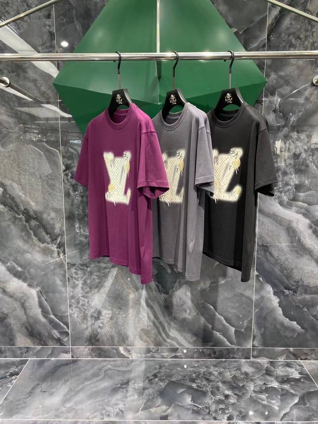 P250 Lv路易威登 2025Ss新品火爆上市啦 顶尖时尚潮流狠货 采用有着顶级舒适圈王者的匹马棉材质 面料舒适柔软 吸湿透气易打理 万元机器设备工艺钻研制造