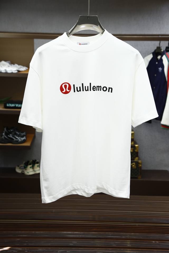 P170 Lulu 2025新年新款第一批短袖，进口匹马棉质T恤 官网1.1顶级制造。礼赞中国蛇年 罗纹针织领口 面料舒适柔软有型，不易变形吸汗， 颜色：黑色米