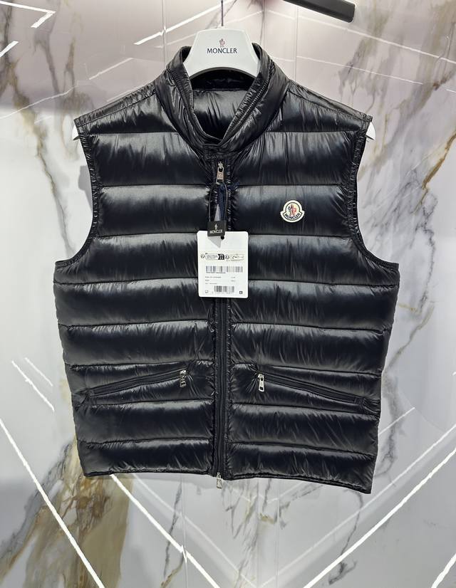 P460特级羽绒Moncler Gui 超轻鹅颈绒 小立领羽绒马甲背心出货, 大货 秒发 轻盈舒适、款式精简、实穿好穿, 深得男男女女的喜爱, 小码女生也可以轻