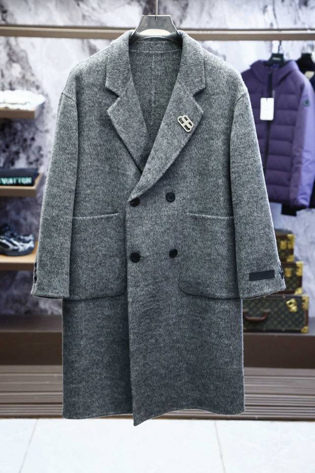P1440 巴黎世家秋冬新品 高级定制 经典之作爆羊毛羊绒外套，穿上就不想脱下来 高端好货 高品质进口定制材质 定制面料 更加有质感 高档金属质感纽扣附料 在细