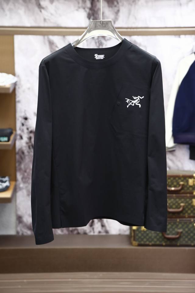 P220 始祖鸟 秋冬新款；高端定制打底系列-面料控必入款-采用进口高密度皮专柜定制面料，质地温儒柔软 细腻柔软 上身自然是舒适 和毛衣一样保暖，但是更加时尚感