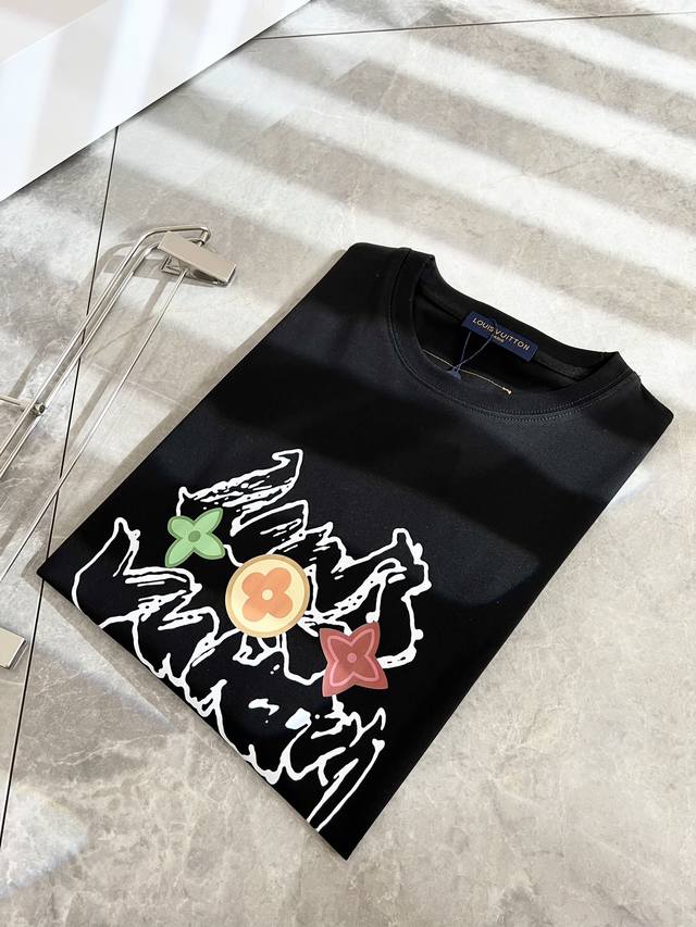 P200 Louisvuitt*路易*登 春夏全新系列单品上线，非常时髦前卫的一款男女同款短袖T恤，标识Logo图案印花修饰！区别于以往的不同，宣示品牌传承多年