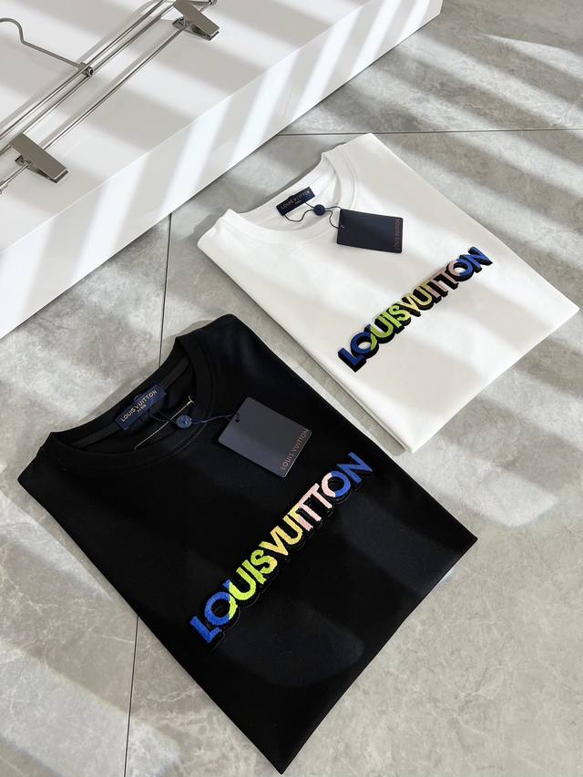 P200 Louisvuitt*路易*登 春夏全新系列单品上线，非常时髦前卫的一款男女同款短袖T恤，标识Logo图案植绒修饰！区别于以往的不同，宣示品牌传承多年