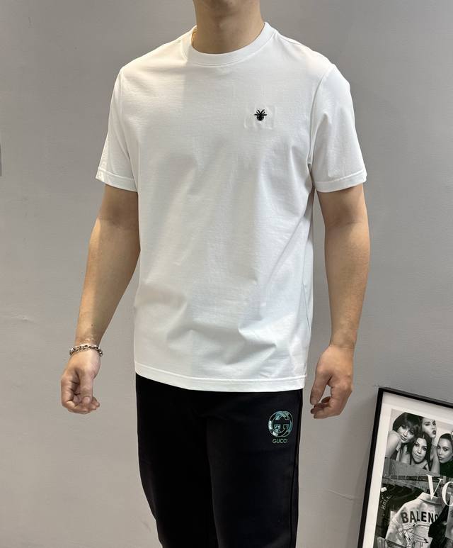 210 Dio*R迪-奥25S春夏经典丝光棉T恤，原单品质推荐！高级3D绣花.经典小蜜蜂.精致立体.高感满满～采用定制190G丝光棉面料，上身后的轻盈感很强，丝