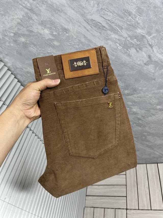 P230 Lv 休闲裤 西裤 新款 高级定制裤子专用面料 定制原版五金 重工工艺打造 车工走线精细 定制面料 柔软舒适 质感显著 辅料精美 上身效果超赞 标准尺