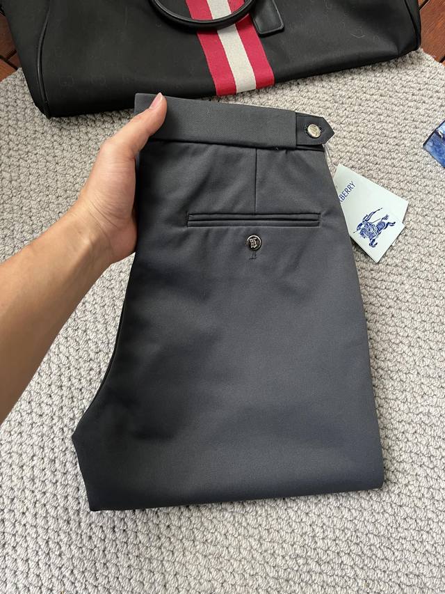 P250。巴宝‘’。新款现货上市，原单爆款西裤超级定制款，原版五金，超级重工工艺，版型超赞细节做工无可挑剔！款式不挑人，特别高档，好货不等人，看中赶紧下手，尺码