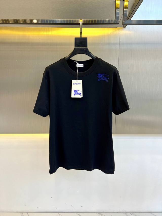 P200 Bur巴宝莉、2025春夏男士新款经典Logo圆领短袖T恤。进口丝光棉面料，面料手感丝滑柔软，透气亲肤性极佳，着身无比的舒适，整体质感相当之高！衣身胸