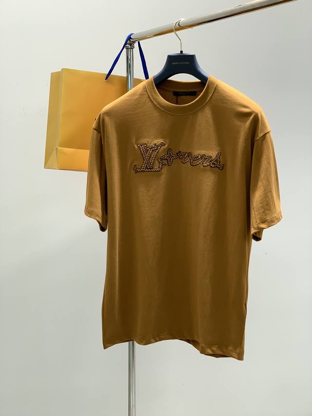 P180，Louisvuitton 路易威登，2025春夏最新款，专柜同步有售，原单狠货，时尚休闲圆领短袖T恤，上身很有特点！吸睛而有亮点，进口原版面料，顶级刺