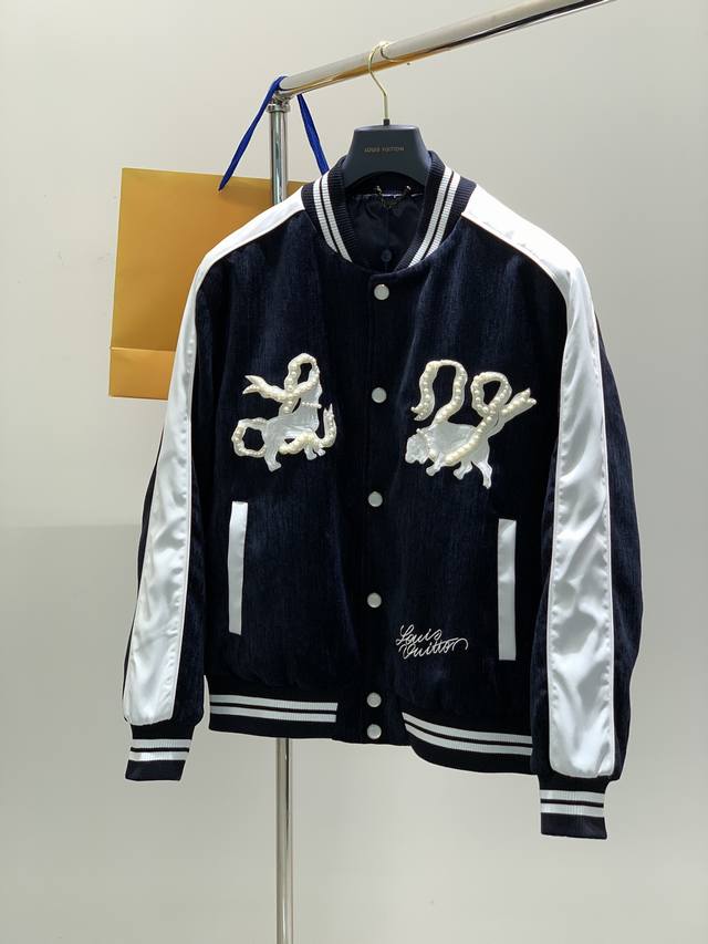 P490，Louisvuitton 路易威登，冬季最新款，专柜同步有售，原单狠货，时尚休闲棉外套，上身很有特点！吸睛而有亮点，进口原版面料，顶级刺绣工艺字母图案