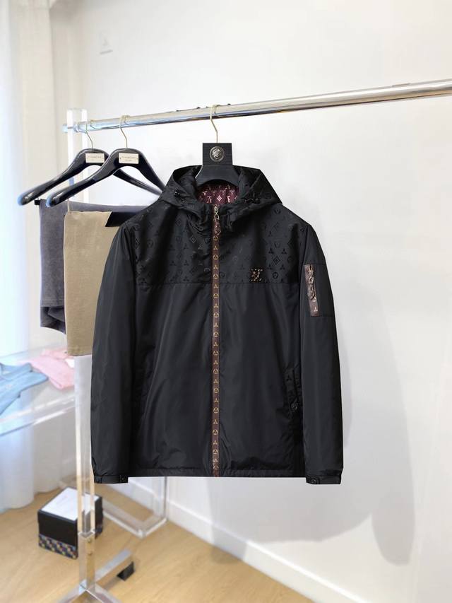 开春爆款， P350 Lv 高端品质 2025早春新品时尚休闲连帽夹克外套，进口原版科技面料，上身舒适透气，胸前精致手工刺绣工艺字母Logo，独特设计两面穿风格