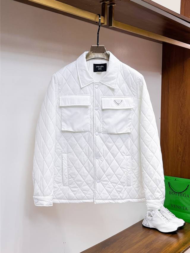 P440 普拉达 官网同款，同步发售！新款棉服男士加棉夹克外套，原单三标齐全高端版本！带隐藏帽，专柜定制面料 透气舒适度高，细节无可挑剔，品牌元素设计理念，体现