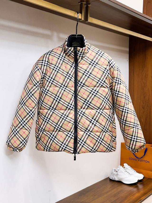 P570 巴宝莉 官网同款，同步发售！新款棉服男士加棉羽绒棉服外套，原单三标齐全高端版本！带隐藏帽，专柜定制面料 透气舒适度高，细节无可挑剔，品牌元素设计理念，