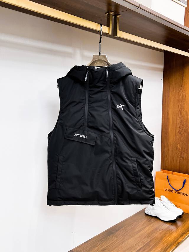 P610 始祖鸟 官网款秋冬新款羽绒服。这款号称羽绒服届最高端的，全部90绒的三标齐全带着经典的Logo组合搭配，第一眼看到就是满满的视觉冲击，保暖性能更出色，