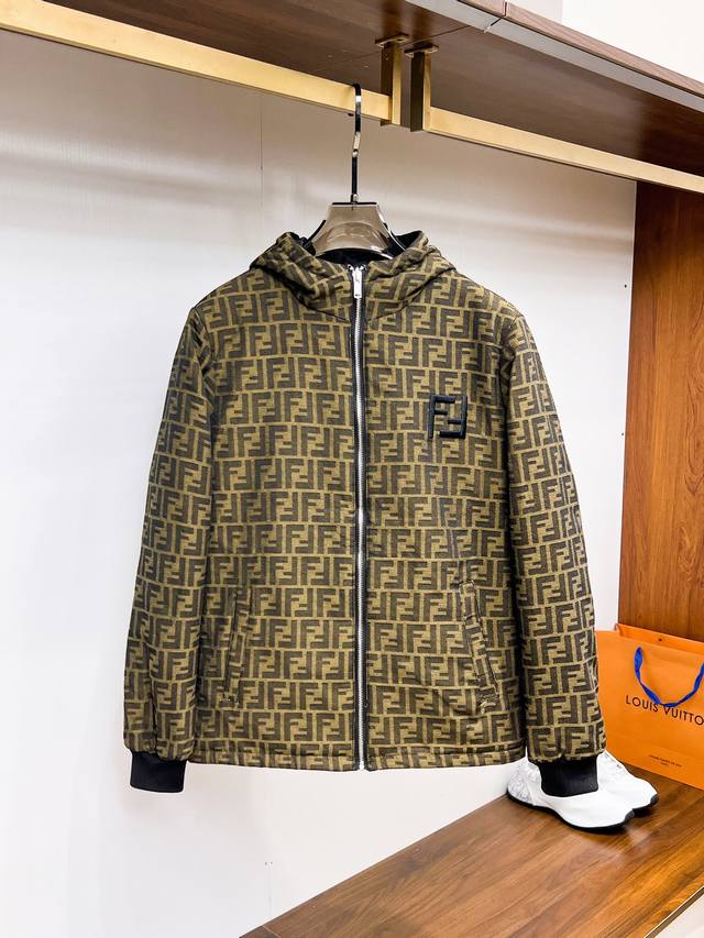 P440 芬迪 官网同款，同步发售！新款棉服男士加棉夹克外套，原单三标齐全高端版本！带隐藏帽，专柜定制面料 透气舒适度高，细节无可挑剔，品牌元素设计理念，体现高