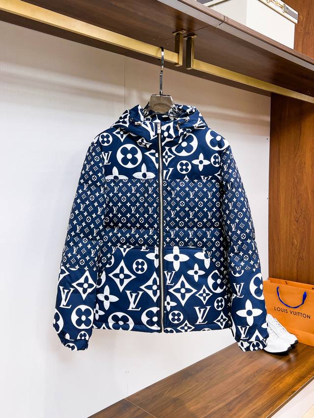 P740 路易威登Lv 官网款新款羽绒服。这款号称羽绒服届最高端的，全部90绒的三标齐全带着经典的Logo组合搭配，第一眼看到就是满满的视觉冲击，保暖性能更出色