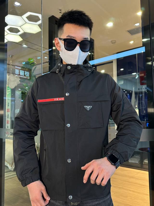 P350 普拉达 官网同款，三标齐全，同步发售！2025Ss新款男士夹克外套，专柜Logo高品质原单三标齐全高端版本！专柜定制面料 透气舒适度高，细节无可挑剔，