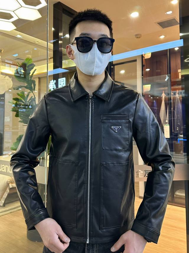 P400 普拉达 官网同款，三标齐全，同步发售！2025Ss新款皮衣男士夹克外套，专柜Logo高品质原单三标齐全高端版本！专柜定制面料 透气舒适度高，细节无可挑