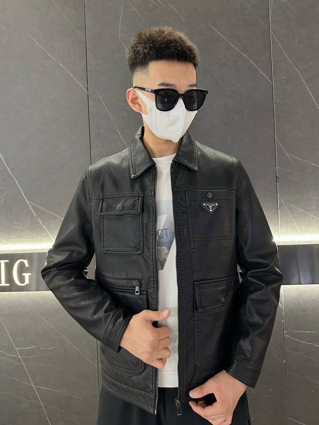 P270 普拉达 官网同款，三标齐全，同步发售！2025Ss新款男士皮衣夹克外套，专柜Logo高品质原单三标齐全高端版本！专柜定制面料 透气舒适度高，细节无可挑