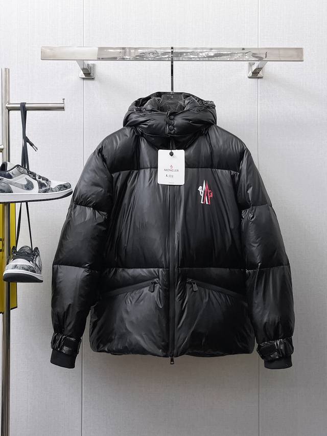 P740 蒙口 2025秋冬新款羽绒服。这款号称羽绒服届最贵的，全部90绒的。带着经典的Logo组合搭配，第一眼看到就是满满的视觉冲击，保暖性能更出色，轻便不厚