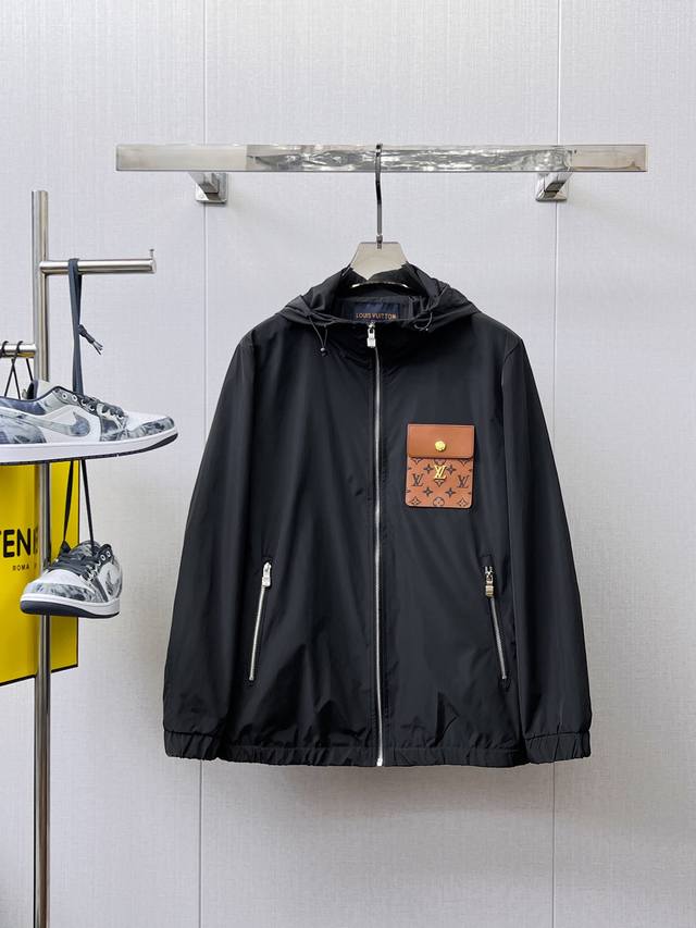 P350 路易威登Lv 2025春季新款夹克外套，秀场新品品相非常完美，记忆面料舒适保暖，三标齐全色泽饱满诱人，非常出彩的设计，轻松将时髦感进阶，做工极为考究严