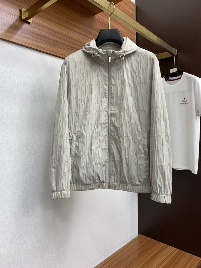 P420 迪奥 2025Fw男士连帽夹克男装外套，休闲日常穿搭单品！上身修饰身形、定制面料将时装美学和新都市商务休闲概念完美融合，不同风格任你选：经典款，永不过