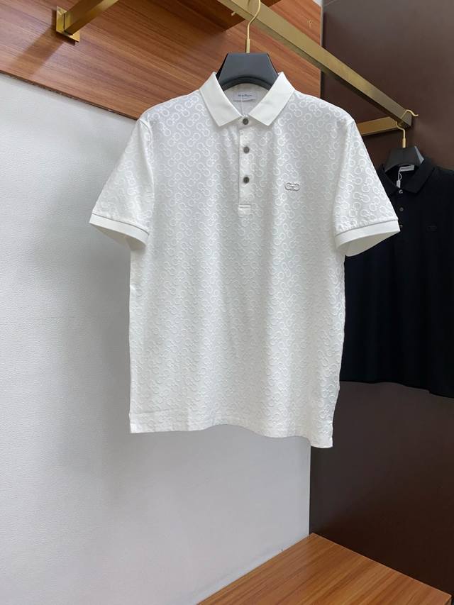 P260 菲拉格慕 臻品定制系列的设计Polo衫确实独具匠心，展现了定制服装的精致与品味。定制材质，不仅触感柔软舒适，还具有良好的透气性和吸湿性，确保穿着者在任