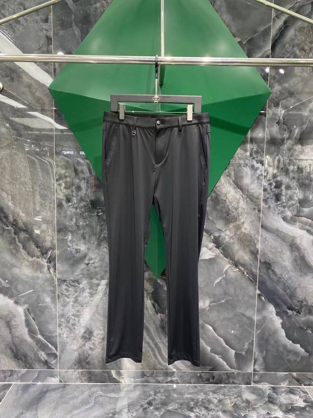 P310 菲拉格慕2025Ss新品火爆上市啦 顶尖时尚潮流狠货 甄选定制西裤面料手感舒适有微弹有质感 剪裁贴合人体工学设计有垂感 定制品牌五金配件上身版型效果好
