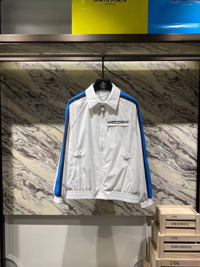 P610 Lv2025Ss新品火爆上市啦 预订款顶尖时尚潮流狠货 甄选定制高端纤维面料 衣型板正立体 剪裁贴合人体工学设计理念让成衣立体有骨感 上身版型效果好能