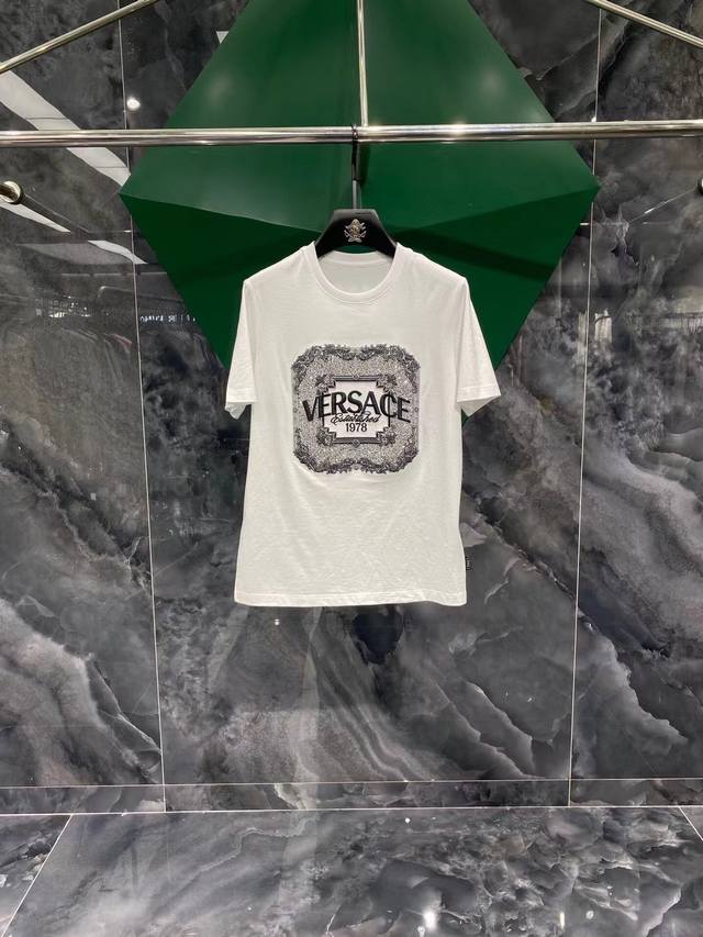 P250 2025Ss新品火爆上市啦 顶尖时尚潮流狠货 采用进口舒适王者的匹马棉材质 面料舒适柔软 亲肤效果好 顶级进口机器设备采用高温烫钻 立体刺绣 面料经过
