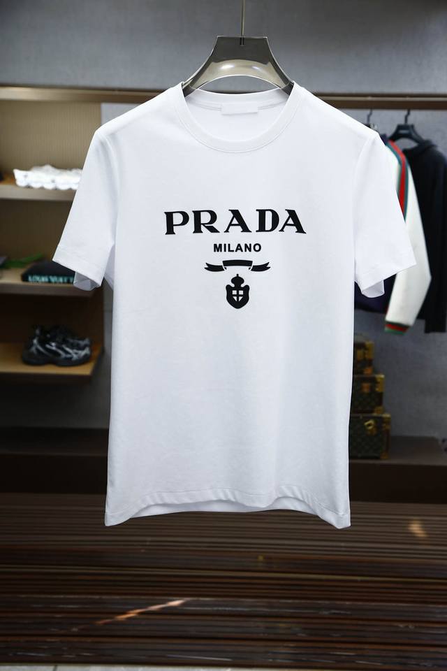 P170 Prada普拉达2025新年新款第一批短袖，进口匹马棉质T恤 呈现常规版型。3D数码印花图案印花，礼赞中国蛇年 罗纹针织领口 面料舒适柔软有型，不易变