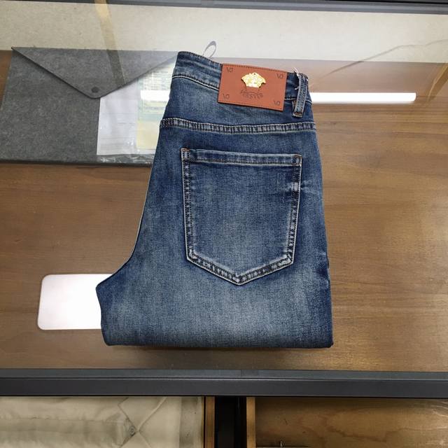 新品 P240 Versac 2025春夏新款 新款男士牛仔裤！ 贸易级别的代工品,数量极其稀少.精良精细的制作工艺程度已经达到极致效果.经典绝伦的款式,原色棉